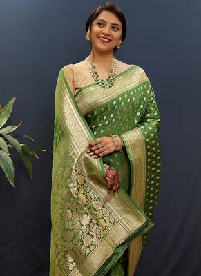Dark green banarasi silk blend saree with zari buti & rich woven border 3
