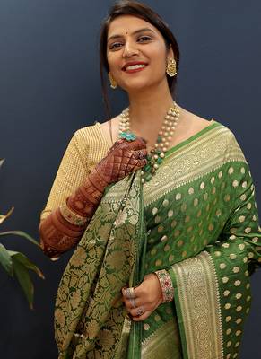 Dark green banarasi silk blend saree with zari buti & rich woven border 4