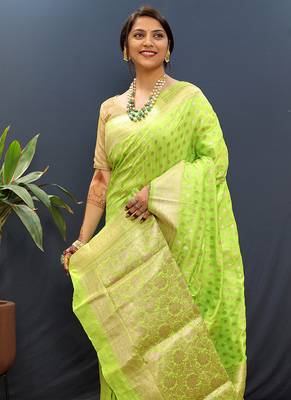 Parrot green banarasi silk blend saree with zari buti & rich woven border 3