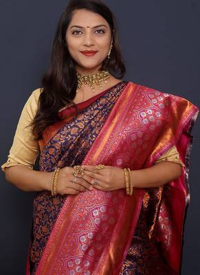 Navy blue banarasi silk blend saree with pink zari border & woven pallu 4