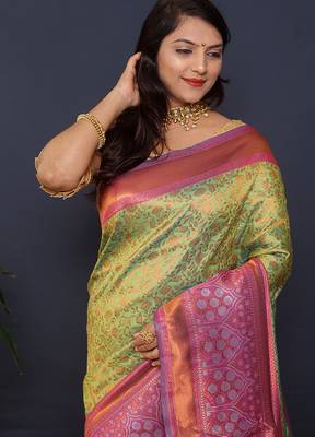 Lime green banarasi silk blend saree with mauve pink zari border & woven pallu 3