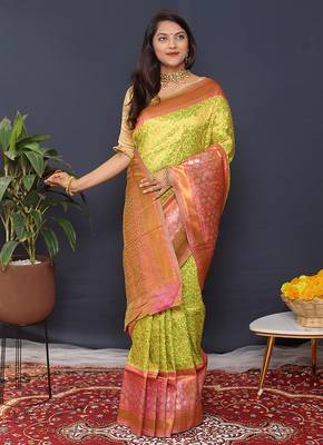 Parrort green banarasi silk blend saree with peach pink zari border & woven pallu 2