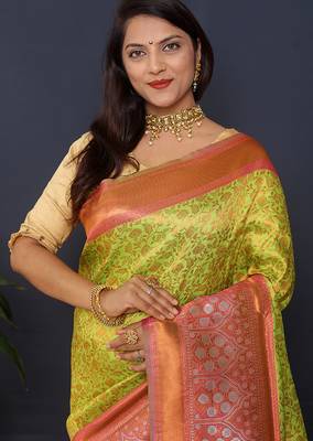 Parrort green banarasi silk blend saree with peach pink zari border & woven pallu 4