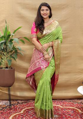 Light green banarasi silk blend saree with contrast border & rich zari weaving 2