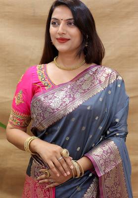 Grey banarasi silk blend saree with contrast border & rich zari weaving 4