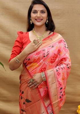 Pink patola silk blend saree with bird motif paithani pallu and zari border 4