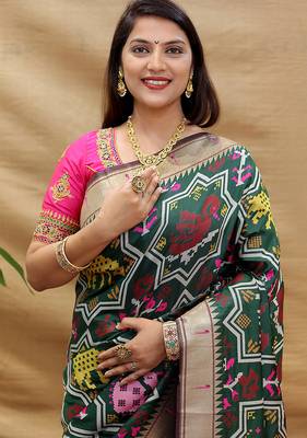 Dark green patola silk blend saree with bird motif paithani pallu and zari border 3