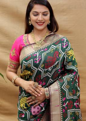Dark green patola silk blend saree with bird motif paithani pallu and zari border 4