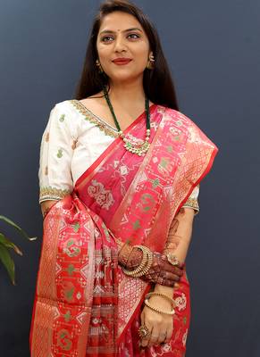 Rani pink silk blend patola saree with zari border and contrast red pallu 4