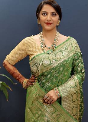 Dark green silk blend banarasi saree with all-over gold zari jaal work 4