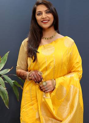 Yellow banarasi silk blend saree with zari buta & rich pallu 4