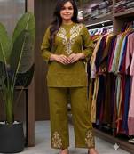 Women   s deep green embroidered ethnic co-ord set