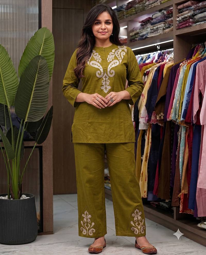 Women   s deep green embroidered ethnic co-ord set