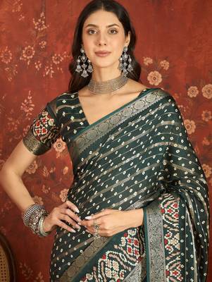Green silk cotton bandhni saree with unstitched blouse piece. 4