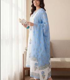 Women Floral Printed Regular Pure Cotton Kurta with Trousers & With Dupatta