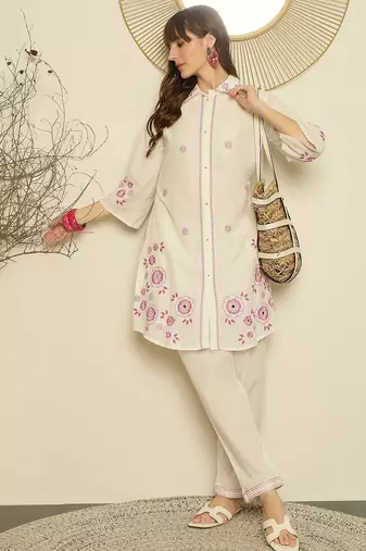 Women Floral Embroidered Pure Cotton Kurta with Trouser