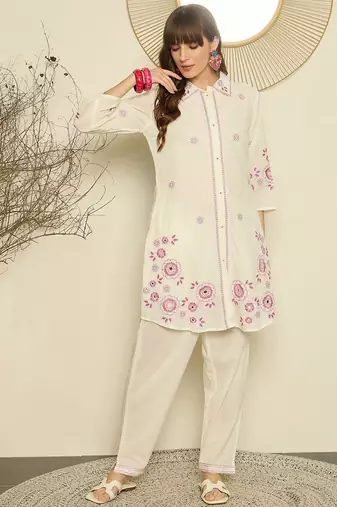 Women Floral Embroidered Pure Cotton Kurta with Trouser