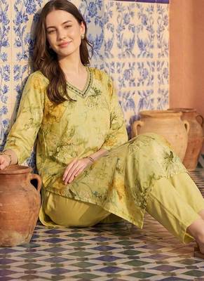 Women Floral Embroidered Regular Beads and Stones Kurta with Trousers 1