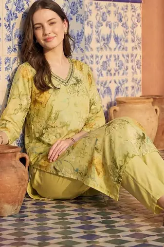 Women Floral Embroidered Regular Beads and Stones Kurta with Trousers