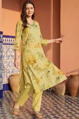 Women Floral Embroidered Regular Beads and Stones Kurta with Trousers