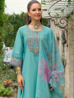 Women Floral Embroidered Regular Thread Work Kurta with Trousers & With Dupatta 3