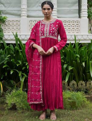Women Floral Embroidered Pleated Kurta with Trousers & With Dupatta 2