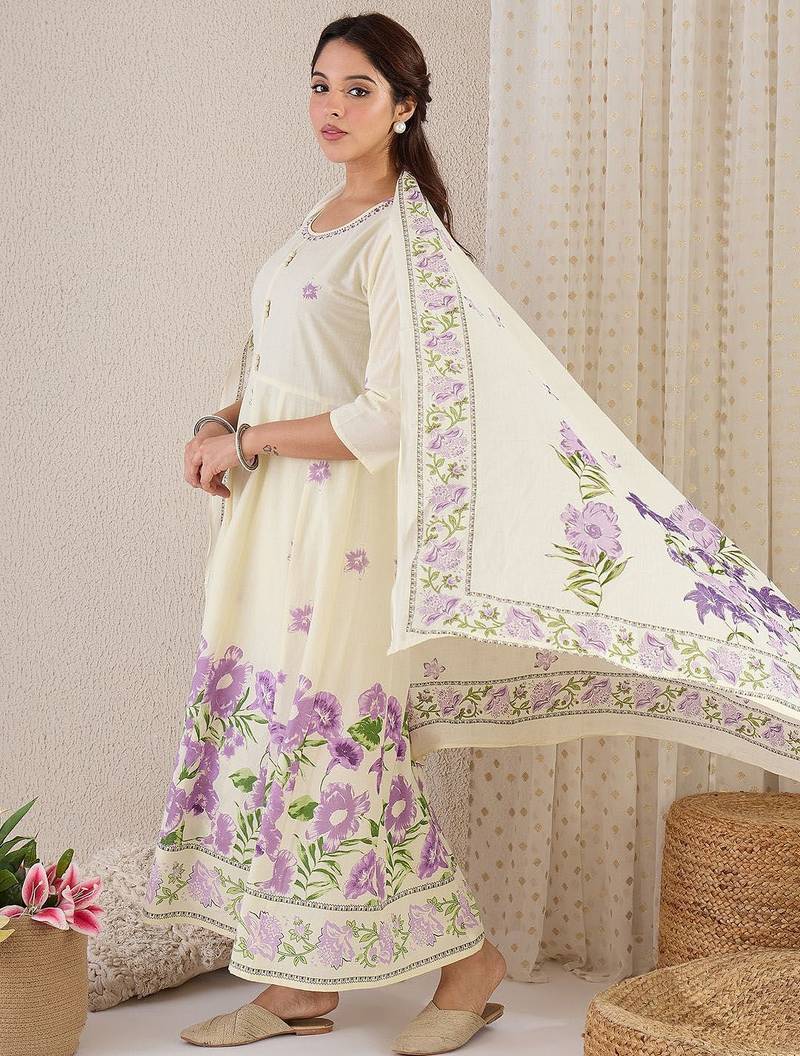 Women Floral Printed Regular Beads and Stones Pure Cotton Kurta Set