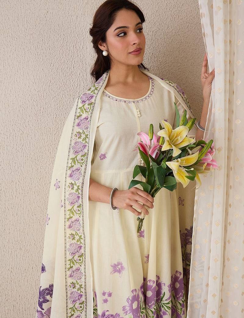 Women Floral Printed Regular Beads and Stones Pure Cotton Kurta Set