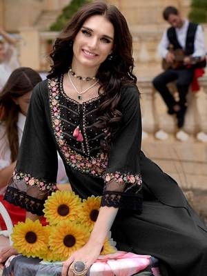 Women Floral Embroidered Regular Thread Work Kurta with Trousers & With Dupatta 4