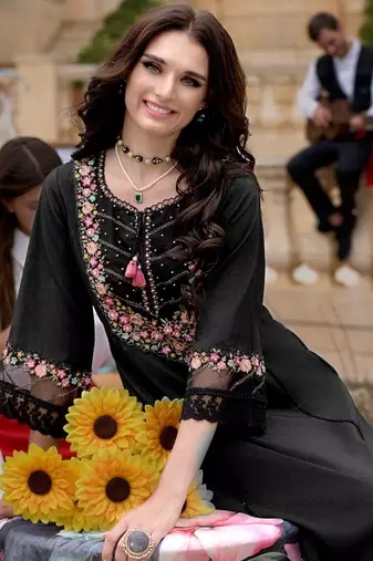 Women Floral Embroidered Regular Thread Work Kurta with Trousers & With Dupatta