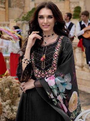 Women Floral Embroidered Regular Thread Work Kurta with Trousers & With Dupatta 5