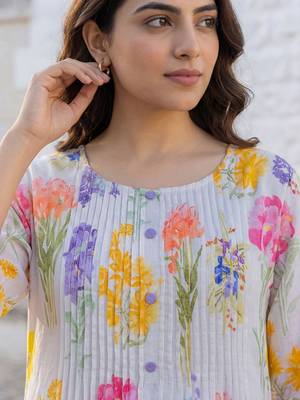 Women Floral Printed Pleated Pure Cotton Kurta with Trousers 2