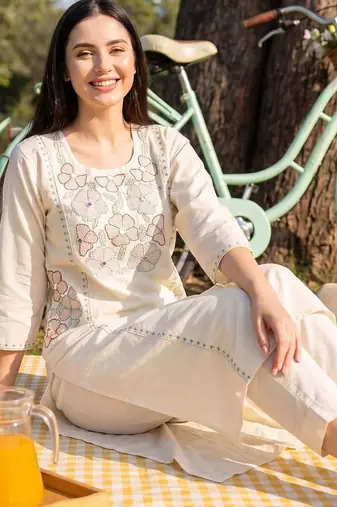 Women Floral Embroidered Regular Thread Work Pure Cotton Kurta with Trousers