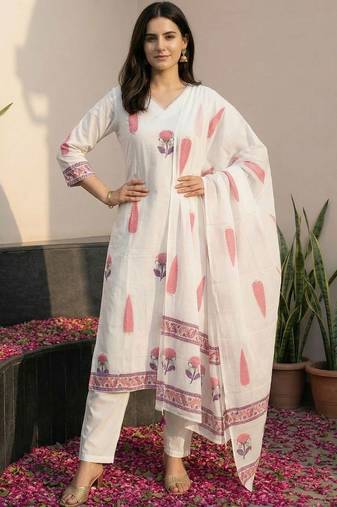 Women Floral Printed Regular  Cotton Kurta with Trousers & With Dupatta