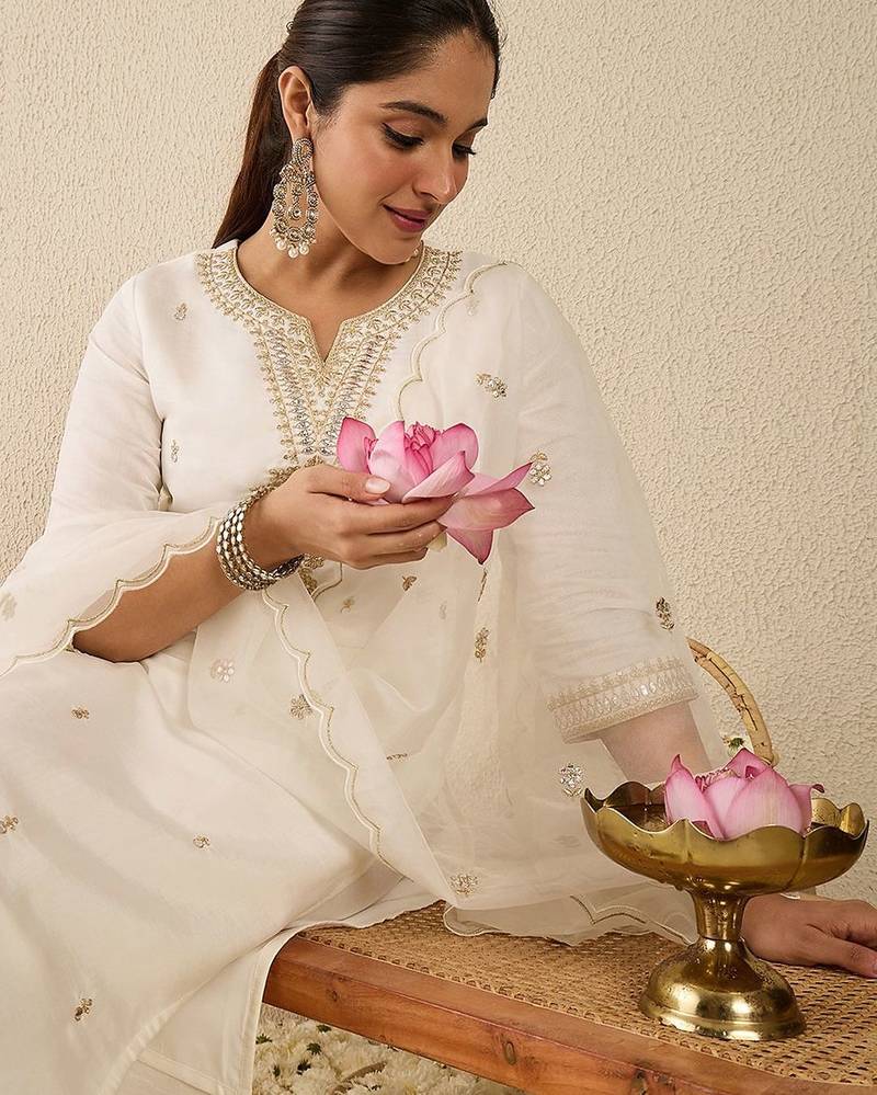 Women Ethnic Motifs Embroidered Regular Thread Work Kurta with Trousers & Dupatta