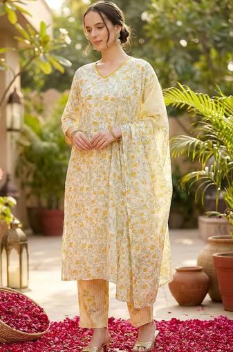 Women Floral Printed Regular  Cotton Kurta with Trousers & With Dupatta