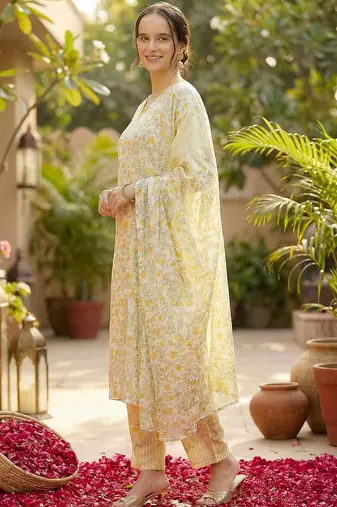 Women Floral Printed Regular Pure Cotton Kurta with Trousers & With Dupatta