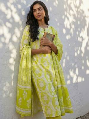 Women Floral Printed Regular Thread Work Pure Cotton Kurta with Trousers & With Dupatta 1