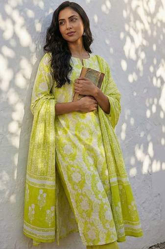Women Floral Printed Regular Thread Work  Cotton Kurta with Trousers & With Dupatta