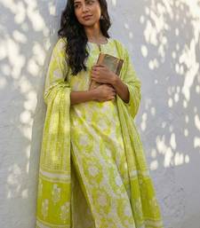Women Floral Printed Regular Thread Work Pure Cotton Kurta with Trousers & With Dupatta