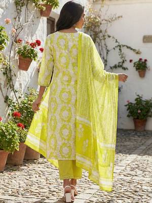Women Floral Printed Regular Thread Work Pure Cotton Kurta with Trousers & With Dupatta 2