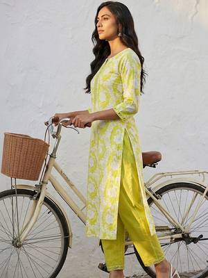 Women Floral Printed Regular Thread Work Pure Cotton Kurta with Trousers & With Dupatta 3