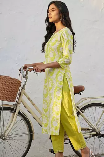 Women Floral Printed Regular Thread Work Pure Cotton Kurta with Trousers & With Dupatta