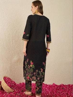 Women Ethnic Motifs Printed Pleated Thread Work Pure Cotton Kurta with Trousers 4