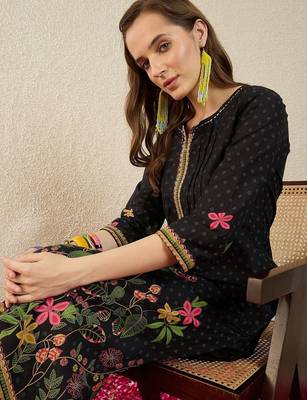Women Ethnic Motifs Printed Pleated Thread Work Pure Cotton Kurta with Trousers 5