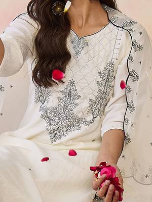Ethnic Motifs Embroidered Regular Thread Work Kurta with Trousers & With Dupatta 4