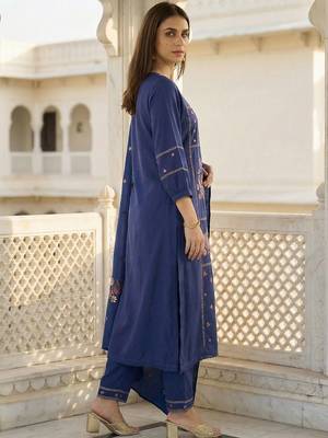 Women Floral Embroidered Regular Thread Work Kurta with Trousers & With Dupatta 4