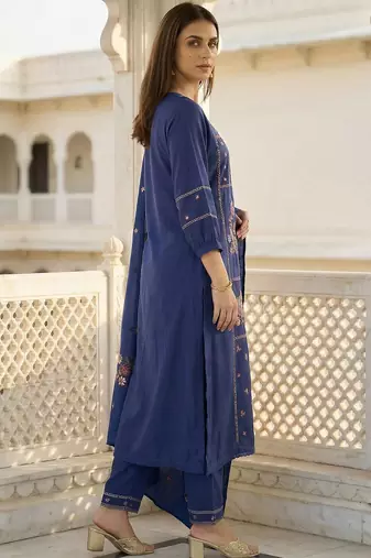 Women Floral Embroidered Regular Thread Work Kurta with Trousers & With Dupatta