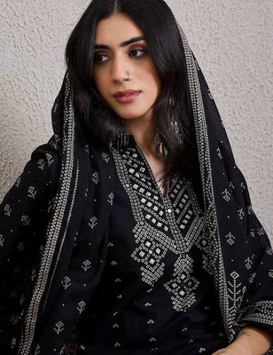 Women Bandhani Printed Cotton Kurta with Trousers & Dupatta 2