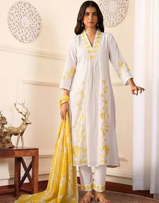 Women Floral Embroidered Regular Thread Work Pure Cotton Kurta with Trousers & With Dupatta 1